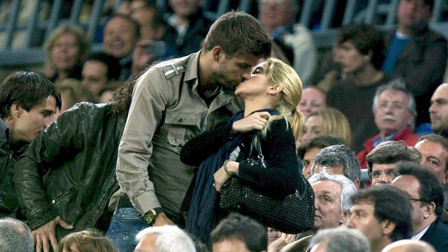 El jugador del Barça Gerard Piqué y la cantante colombiana Shakira durante un encuentro del equipo blaugrana en el Camp Nou. (EFE/Alejandro García)