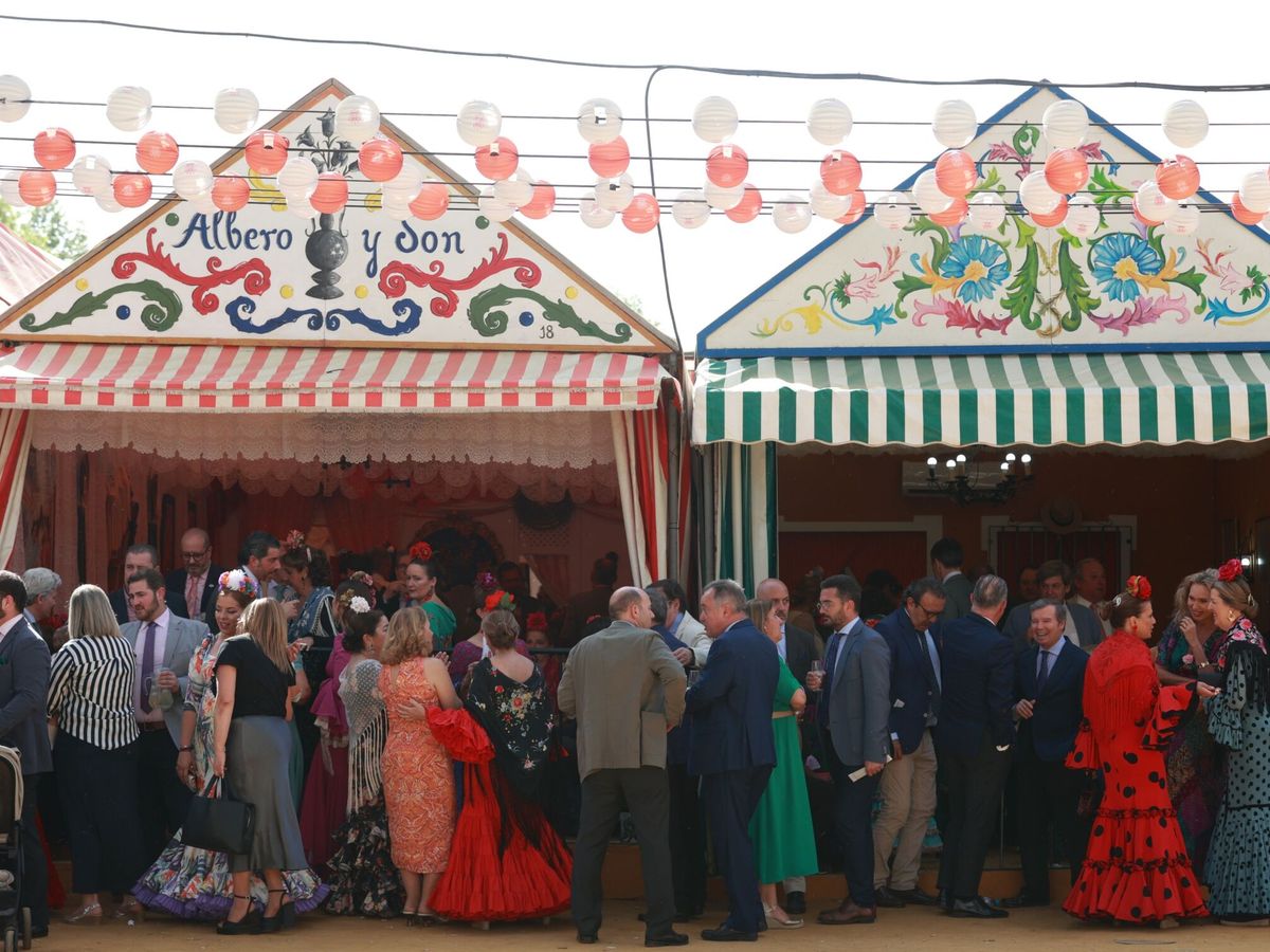 Foto: Dos casetas de la Feria de Sevilla abarrotadas el pasado abril. (Europa Press / Rocío Ruz)