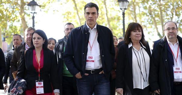 Foto: Pedro Sánchez, con Adriana Lastra, Cristina Narbona, Miquel Iceta y barones del PSOE, el pasado 11 de noviembre. (EFE)