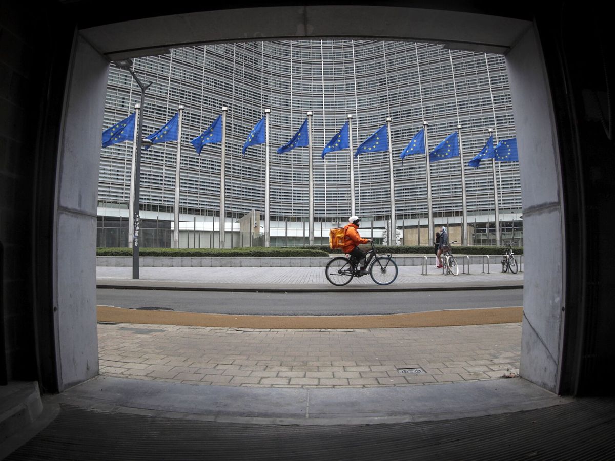 Foto: Un repartidor circula ante la sede de la Comisión Europea en Bruselas. (EFE/Olivier Hoslet)