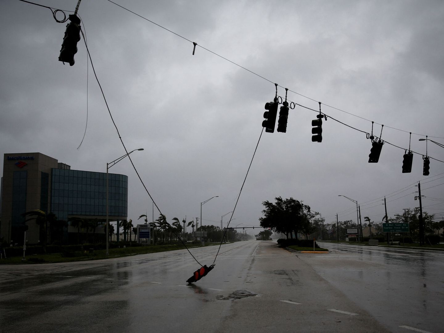 Daños provocados por Ian en Fort Myers, Florida. (REUTERS/Marco Bello)