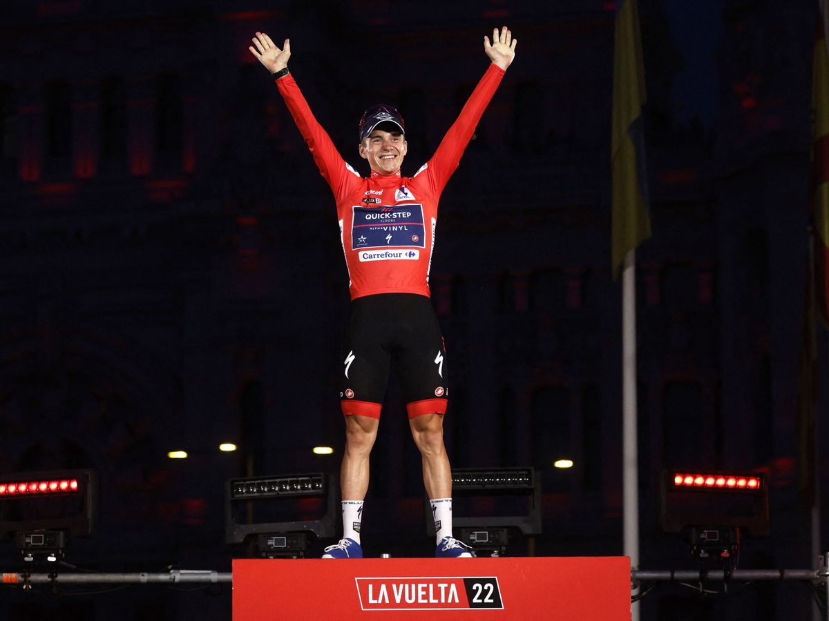 Foto: Remco Evenepoel celebra su triunfo en la Vuelta a España. (Reuters/Susana Vera)