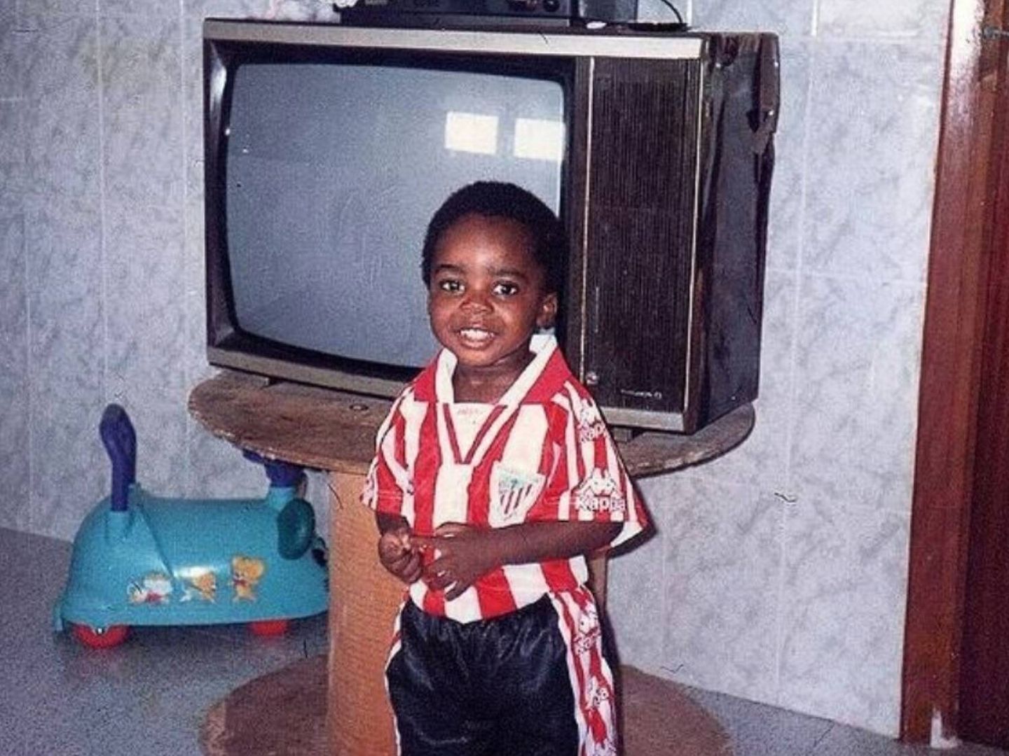 Iñaki Williams de niño con la camiseta del Athletic. (@Williaaams45)