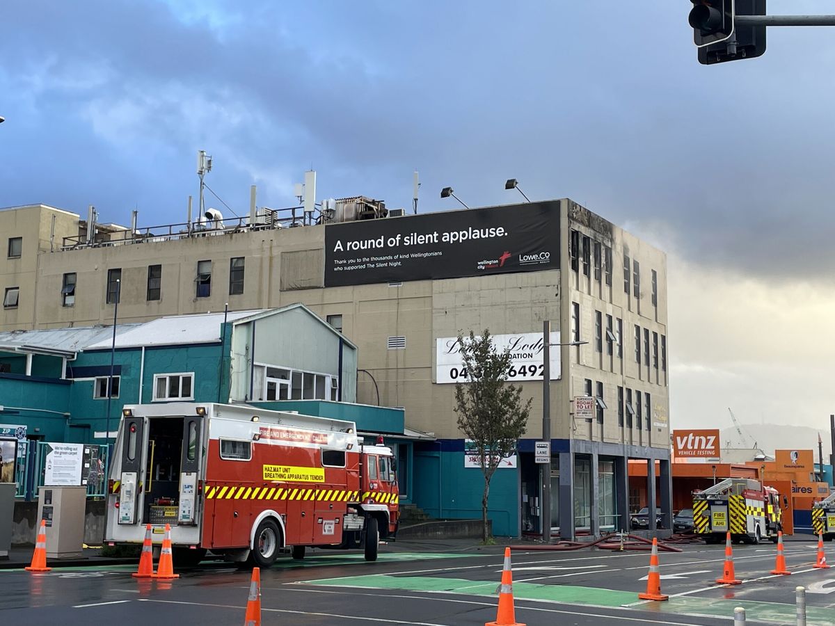 Foto: Un camión de bomberos delante del hotel de Wellington donde han ocurrido los hechos. (EFE/Ben McKay)=)