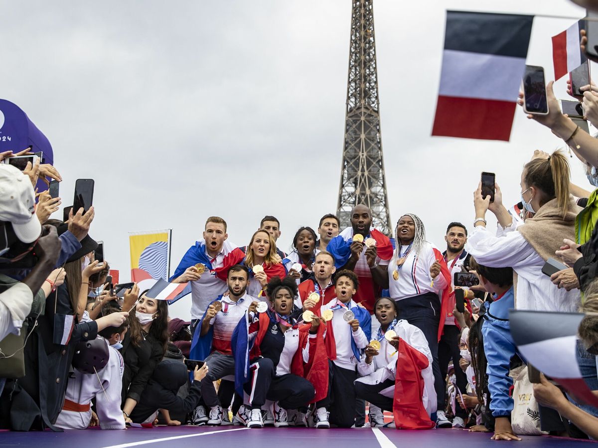Foto: Miembros del equipo olímpico francés de judo posan frente a la Torre Eiffel (EFE)