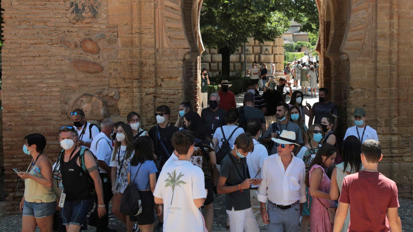 Turistas visitan la Alhambra. (EFE/Pepe Torres)