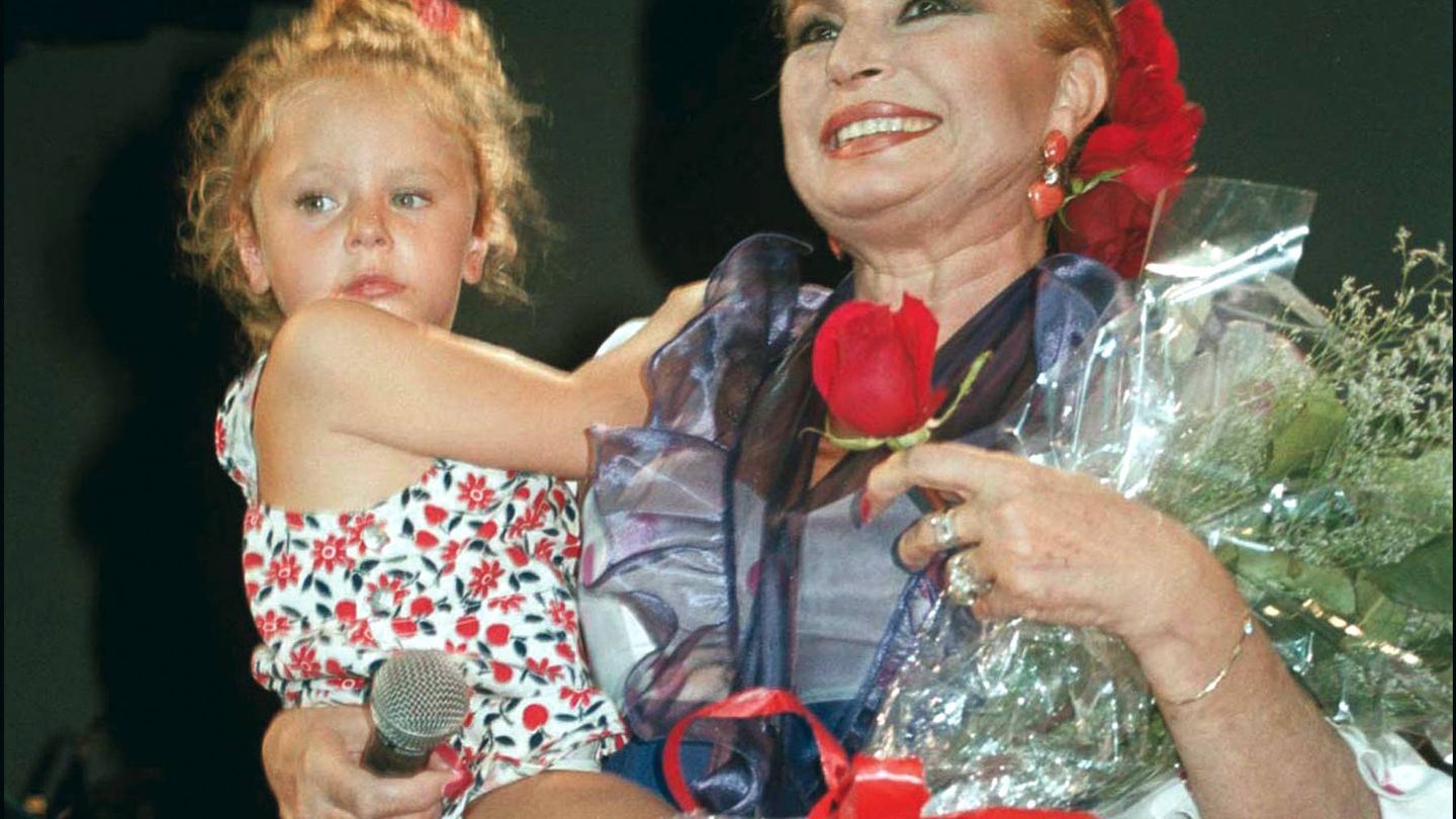 Rocío Flores junto a su abuela. (Gtres)