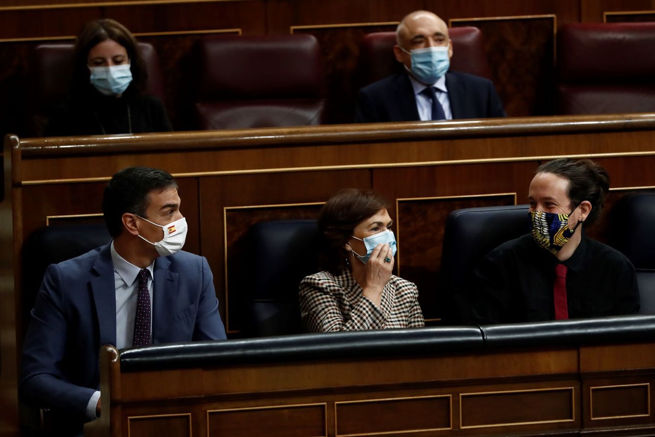 El presidente del Gobierno, Pedro Sánchez, la vicepresidenta Primera, Carmen Calvo, y el vicepresidente segundo, Pablo Iglesias. (EFE)