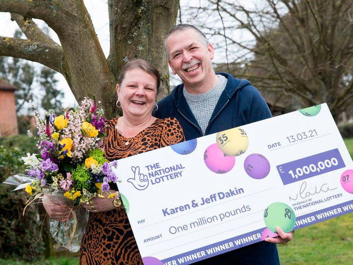 Foto: Karen y Jeff Dakin, felices al recibir su premio de 1 millón de libras (National Lottery) 