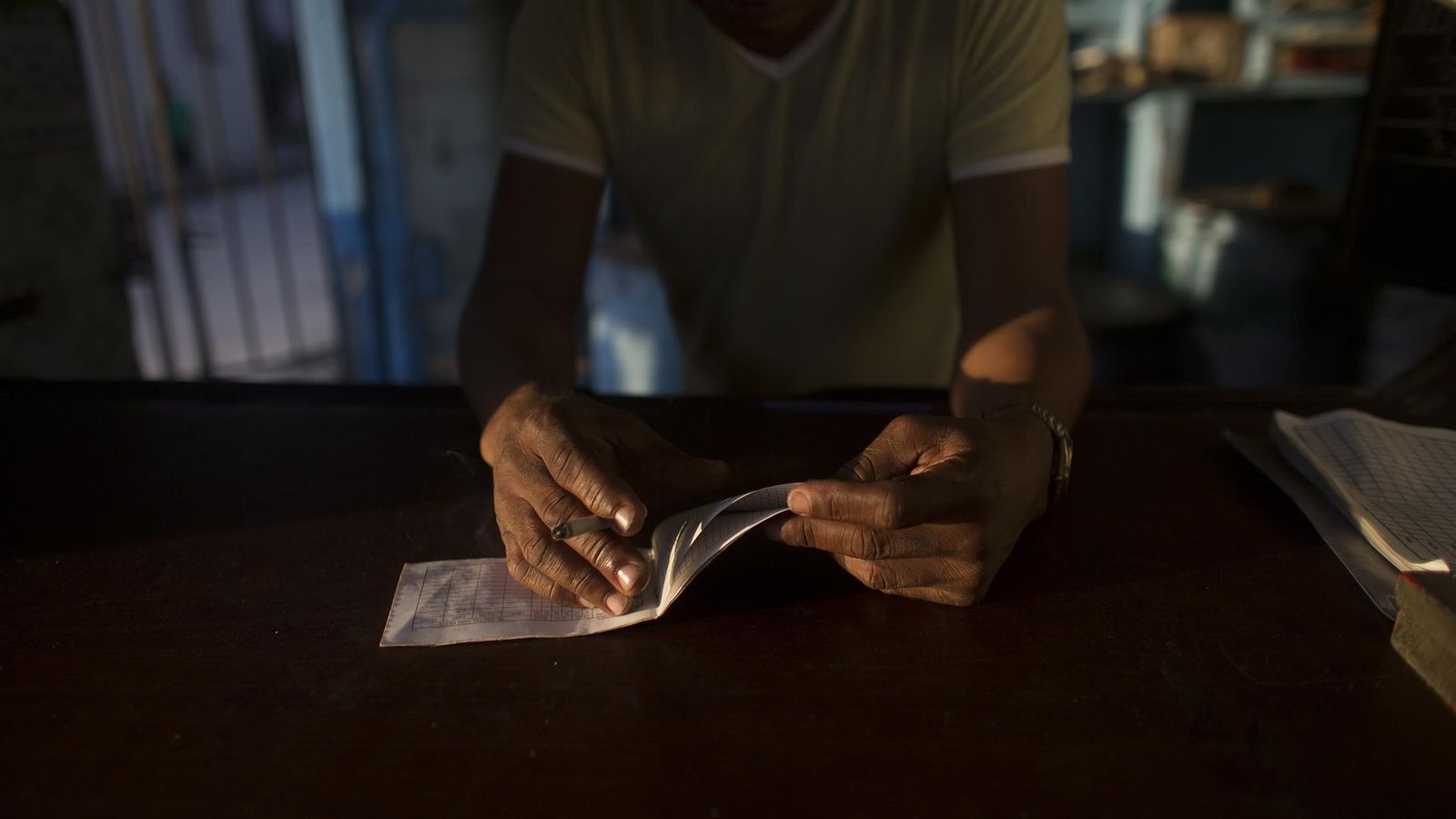 Foto: Un cubano con la cartilla de racionamiento (Reuters)
