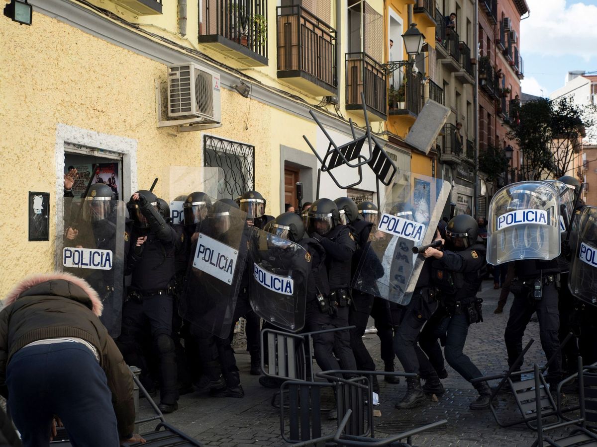 Foto: Actuación de los antidisturbios en el barrio madrileño de Lavapiés, en 2018. (EFE)