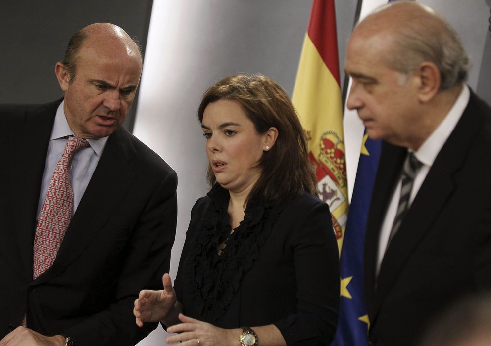 Foto: La vicepresidenta del Gobierno(c) junto al ministro de Economía, Luis de Guindos (i), y el de Interior. (EFE)
