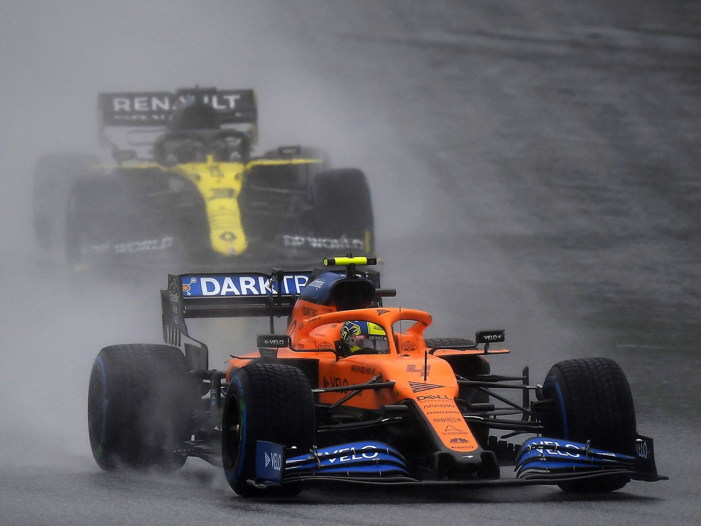 Renault se ha convertido en más serio rival para McLaren desde el GP 70 Aniversario y amenaza su tercer puesto en el campeonato (EFE)