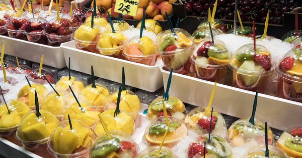 Foto: Packs de fruta cortada para llevar en un mercado de Barcelona. (iStock)