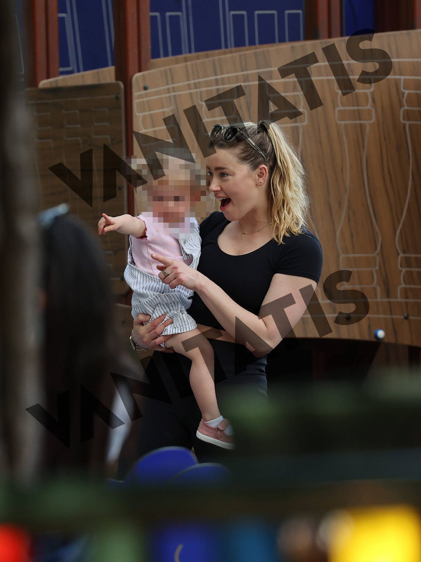 Amber Heard disfruta con su pequeña en una zona de ocio infantil en la capital. (305shock)