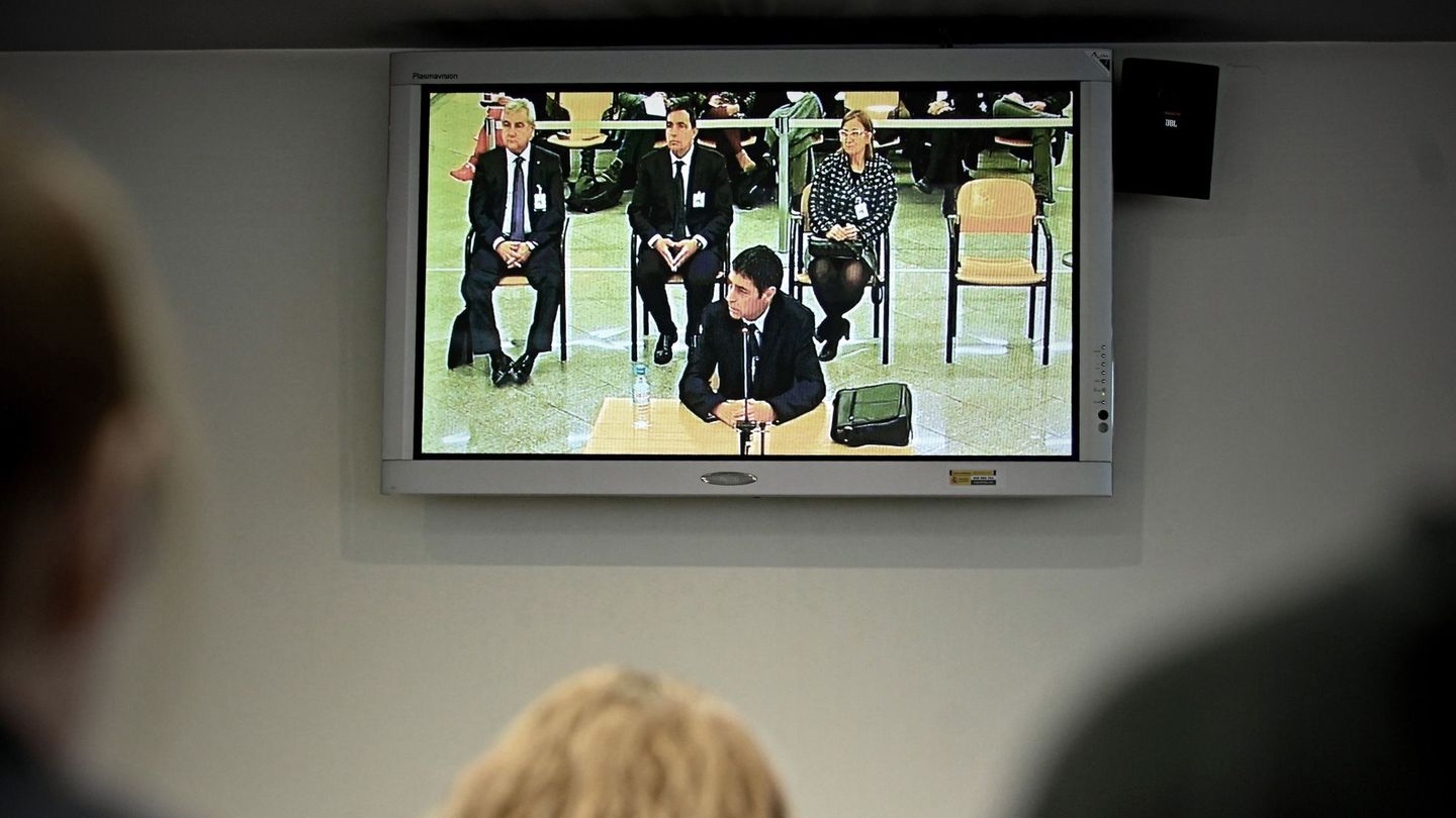 Vista del monitor de la sala de prensa de la Audiencia Nacional, durante la declaración del mayor de los Mossos. (EFE)