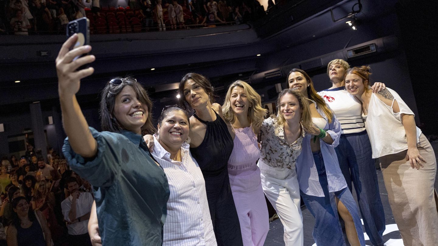 Yolanda Díaz, acompañada de mujeres en el teatro Pavón de Madrid. (EFE/Daniel González)