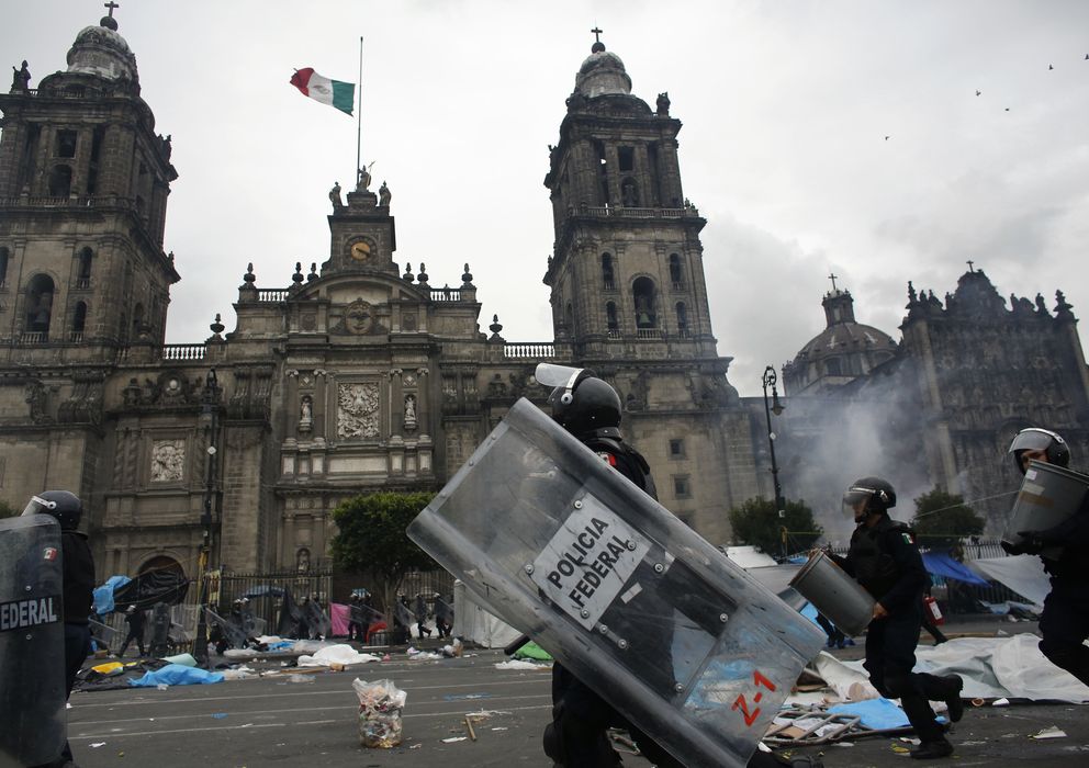 Foto: Policías desalojando el Zócalo de México D.F (Reuters)