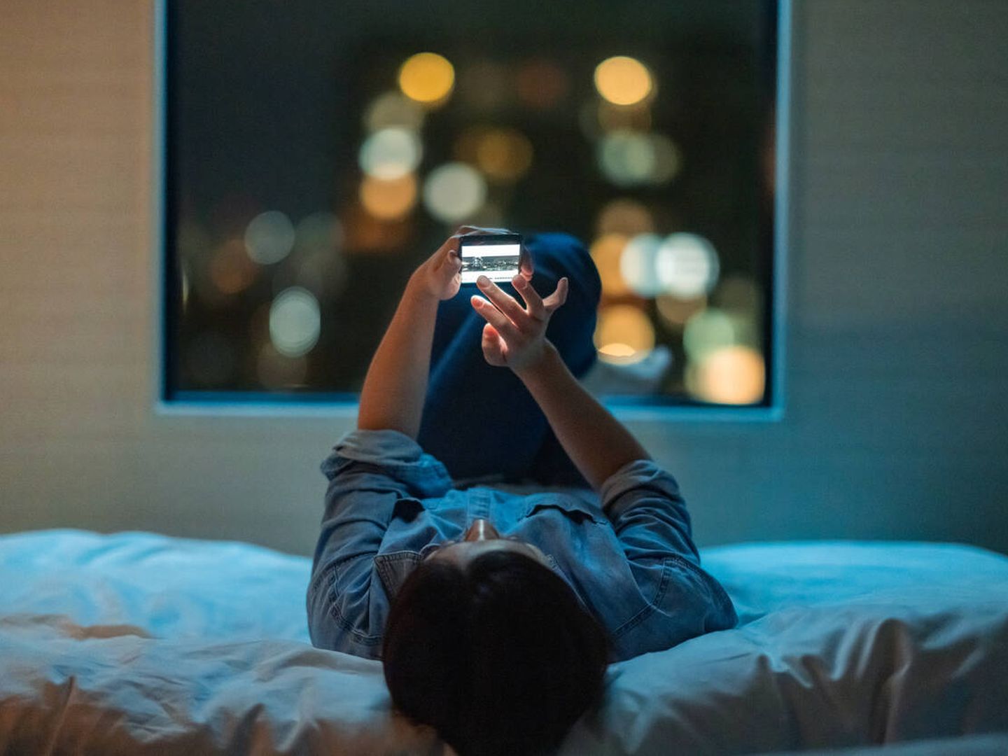 La luz azul de las pantallas de los teléfonos móviles perjudica el sueño. (iStock)