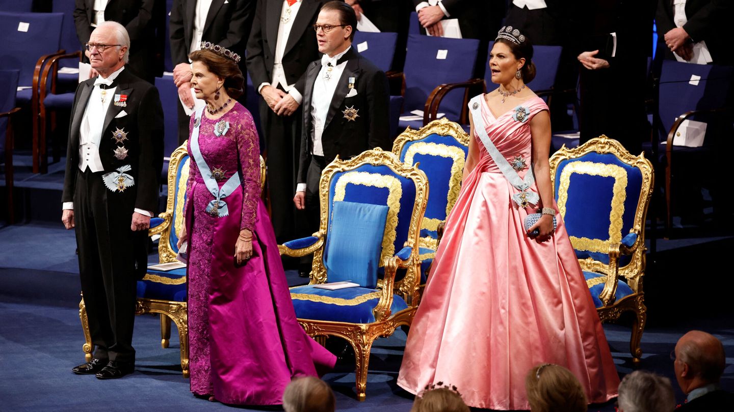Carlos Gustavo, Silvia, Daniel y Victoria de Suecia, durante la gala de los Premios Nobel. (Reuters).