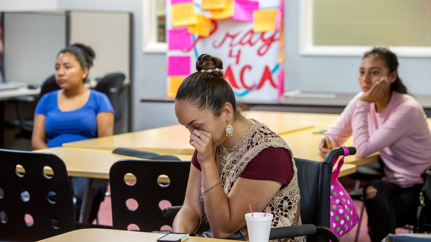 Paulina, 26, beneficiaria del programa DACA, llora tras el anuncio del fiscal Sessions en la sede de la Coalition for Humane Immigrant Rights of Los Angeles, el 5 de septiembre de 2017. (Reuters)