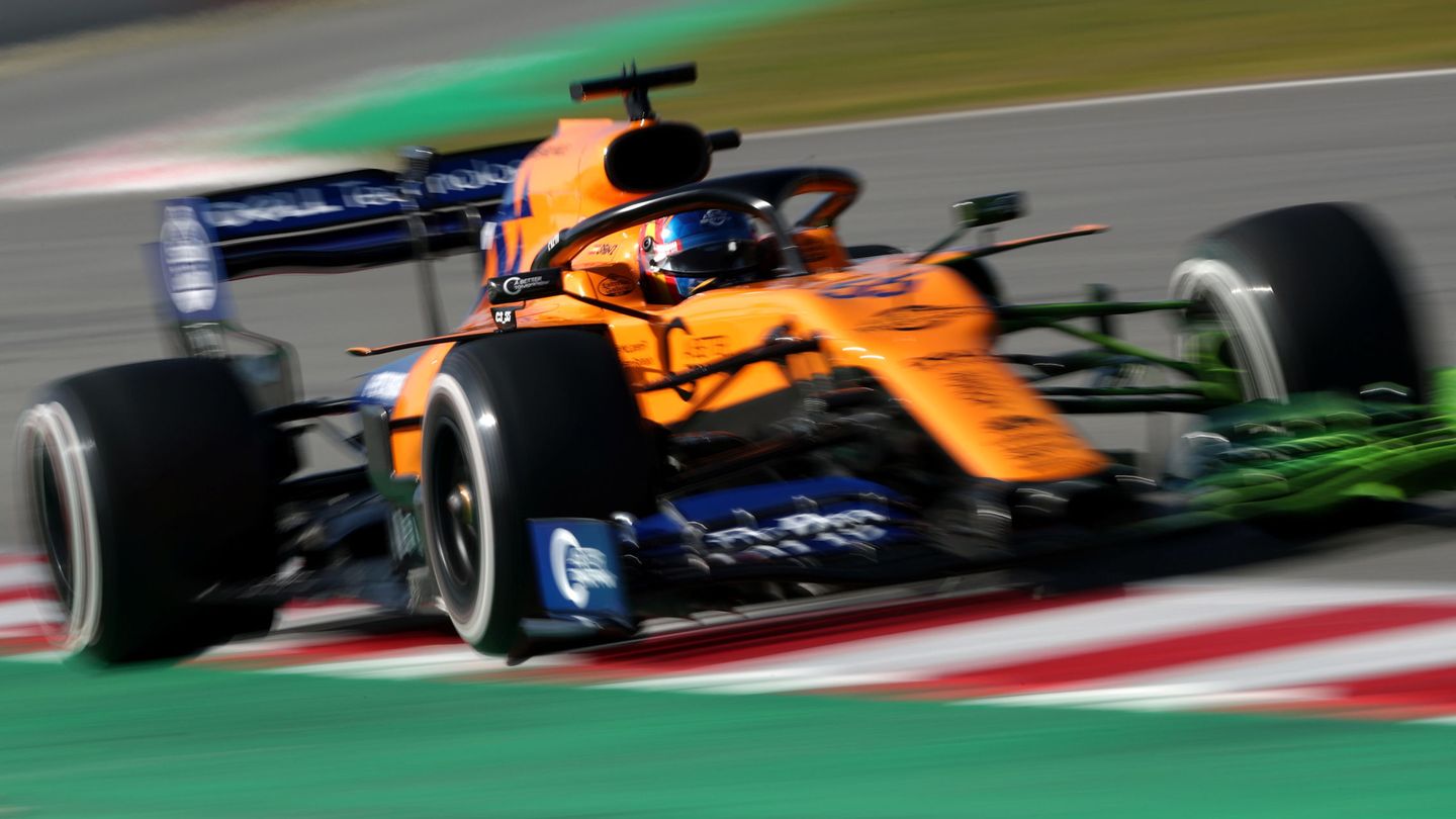 Carlos Sainz al volante del McLaren durante los test de Barcelona. (Reuters)
