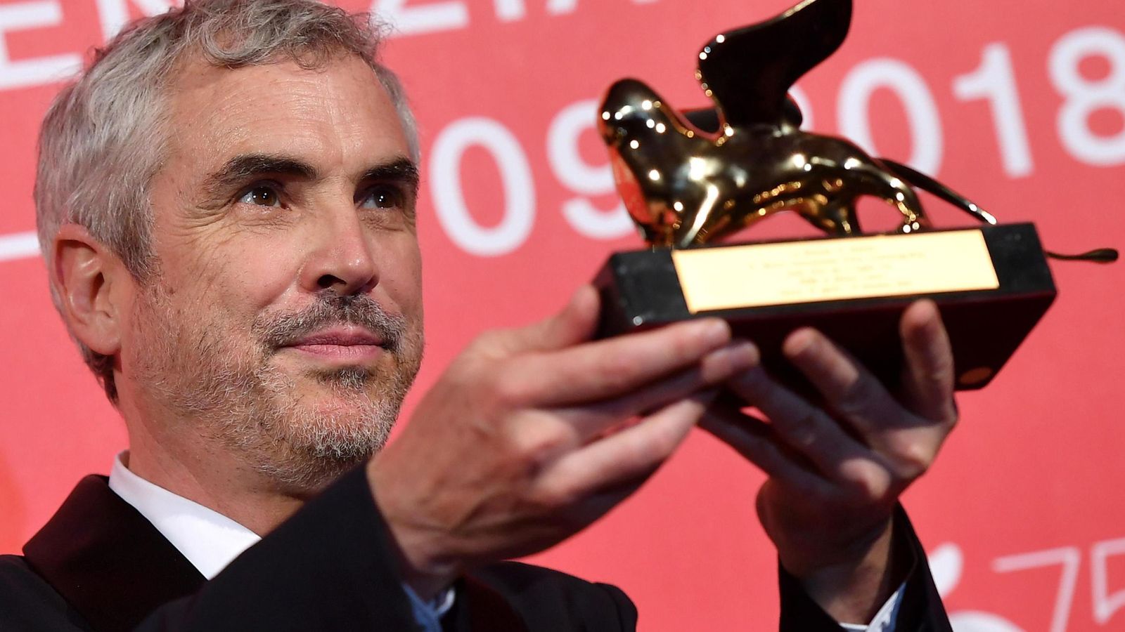 Foto: El director mexicano Alfonso Cuarón posa con el León de Oro por su cinta 'Roma'. (EFE)