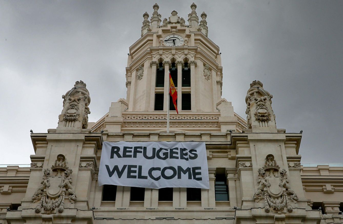 La pancarta que Manuela Carmena desplegó en el Ayuntamiento de Madrid con la frase 'Refugees Welcome' (EFE)