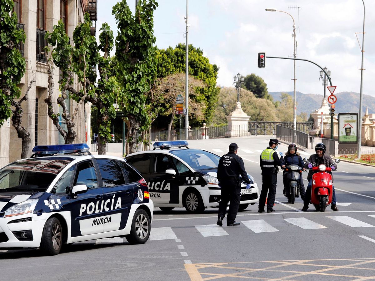 Foto: Agentes de la Policía Local de Murcia en una imagen de archivo. (EFE/Juan Carlos Caval)