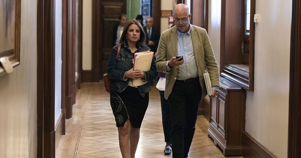 Foto: Adriana Lastra, portavoz parlamentaria y número dos del PSOE, junto a Pepe Zaragoza, miembro de la dirección del grupo, este martes. (EFE)