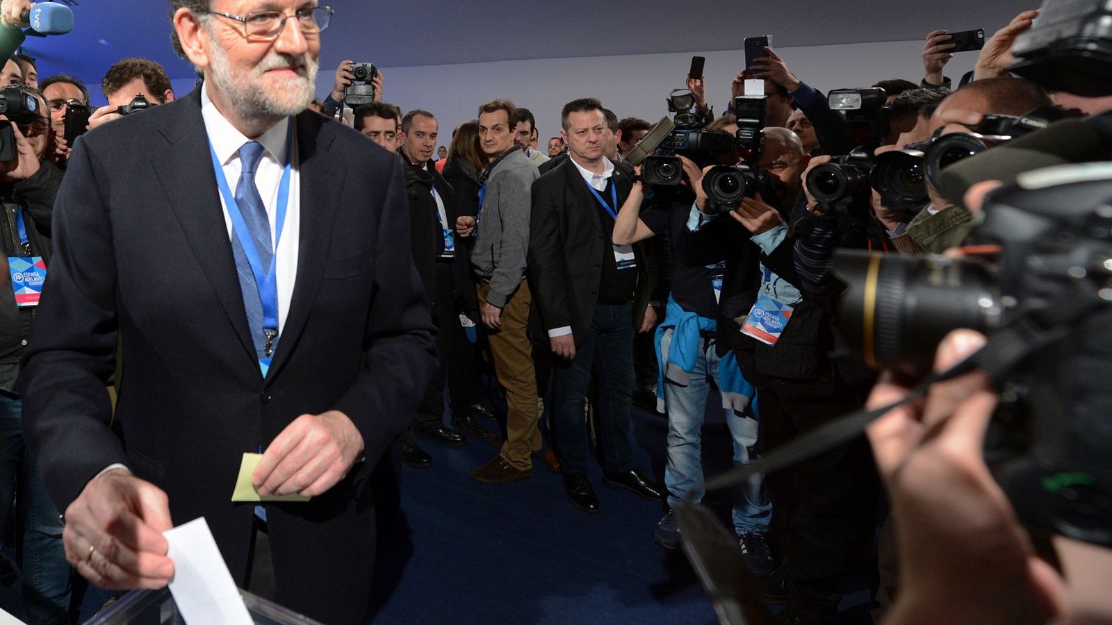 Foto: El presidente del Gobierno y del PP, Mariano Rajoy, vota en el XVII Congreso nacional del partido. (EFE)