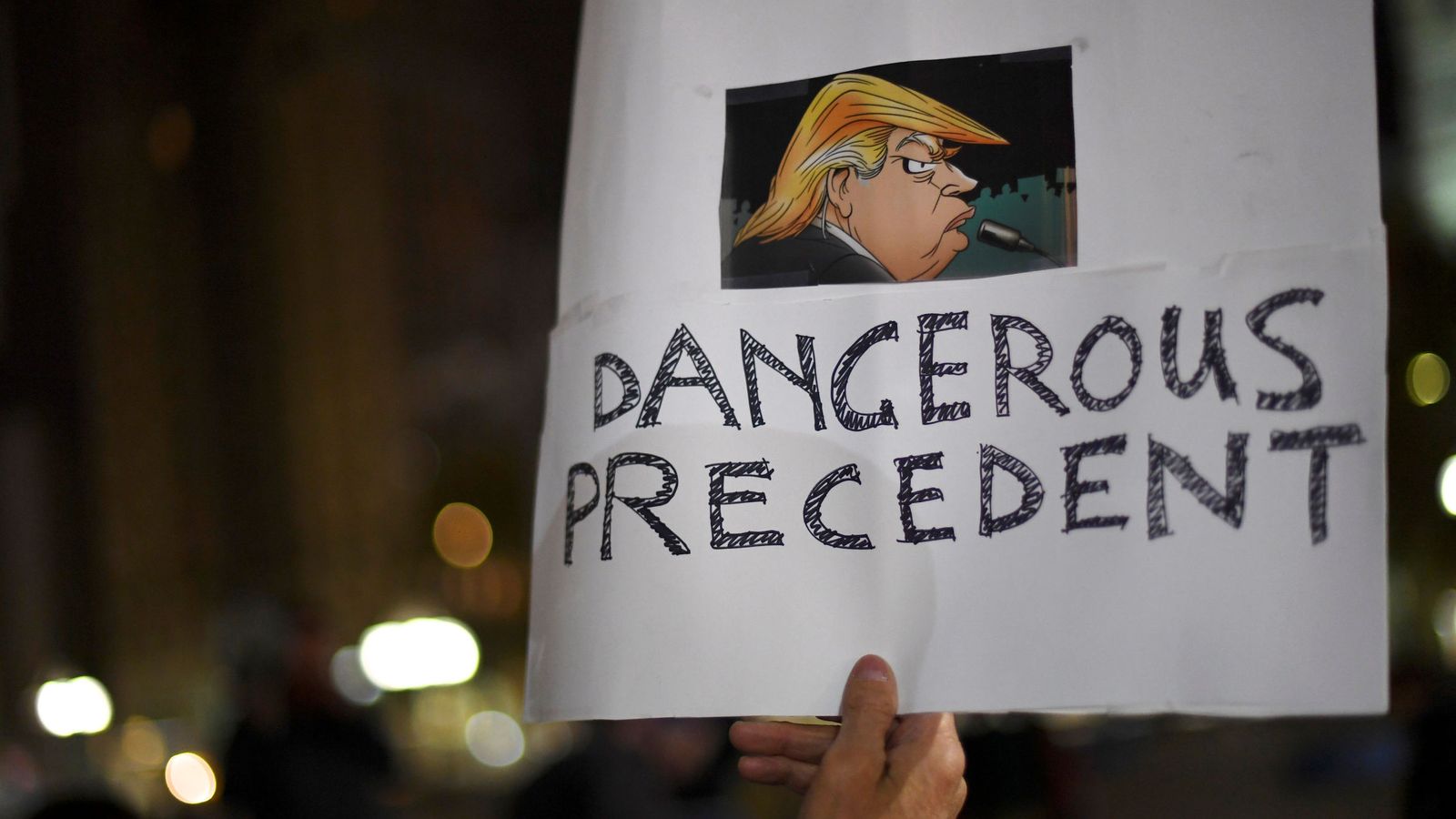 Foto: Un cartel contra Trump en una manfiestación. (Reuters)