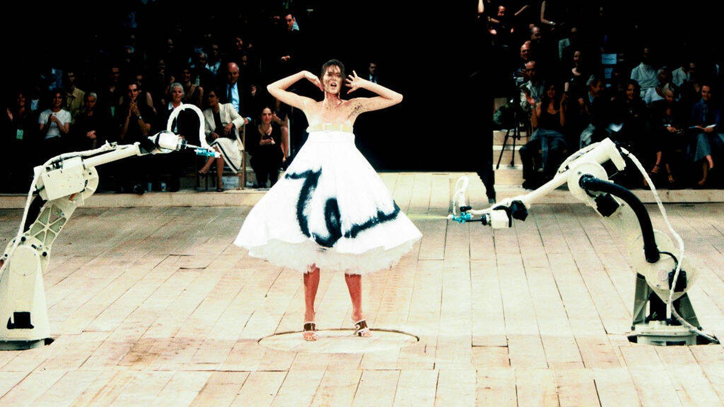 Momento del desfile de Alexander McQueen en el que se crea la pieza No.13. (Getty)