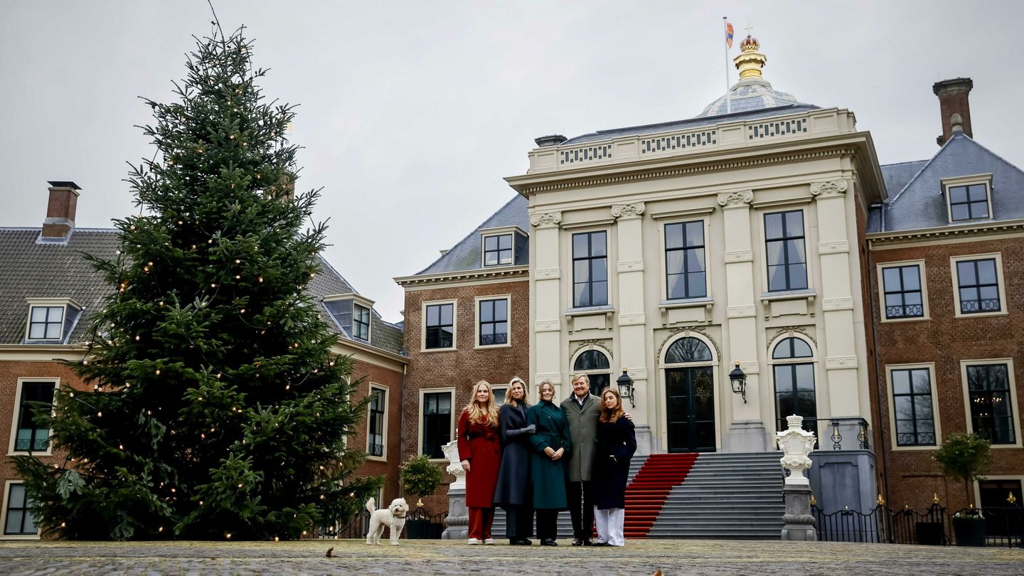 La familia real, posando en Navidad ante Huis ten Bosch. (EFE/Koen van Weel)