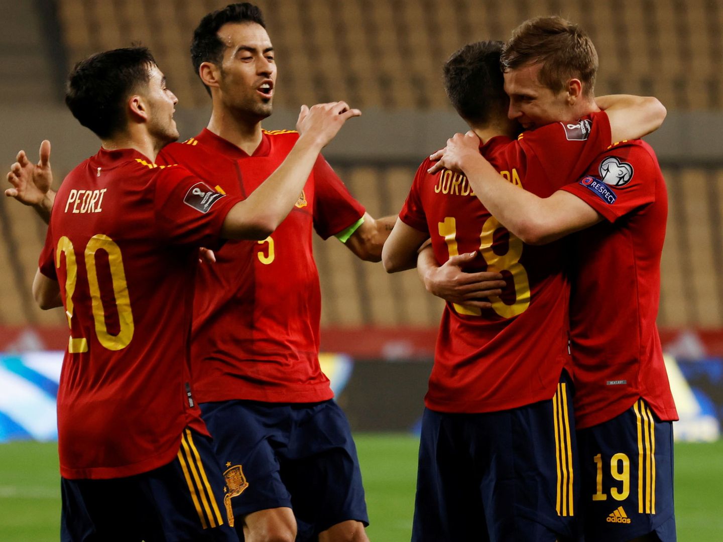 Pedri, Busquets, Jordi Alba y Dani Olmo celebran un gol. (EFE)