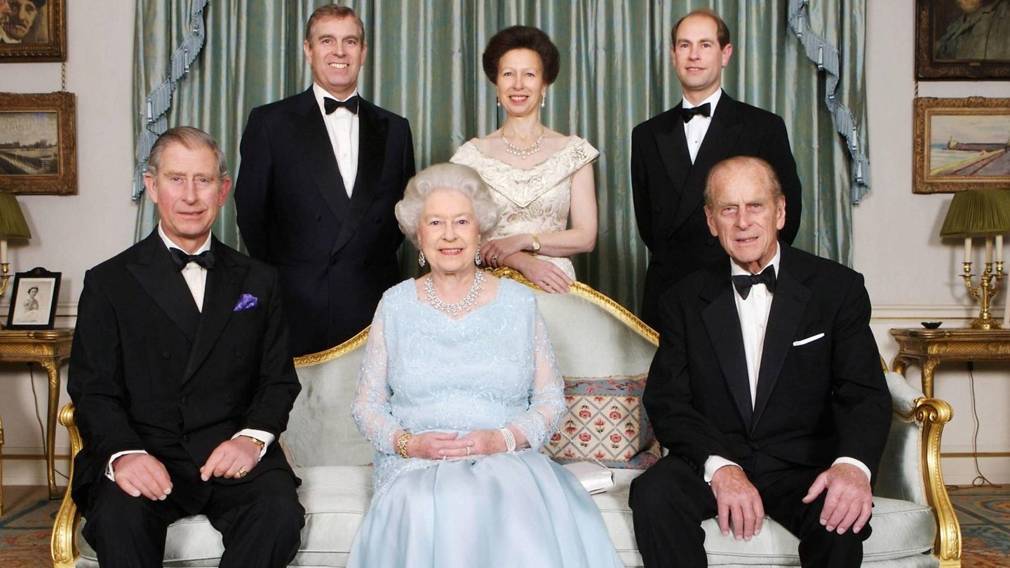 La reina Isabel, con su marido y sus cuatro hijos durante el 60 cumpleaños del príncipe Carlos. (Cordon Press)
