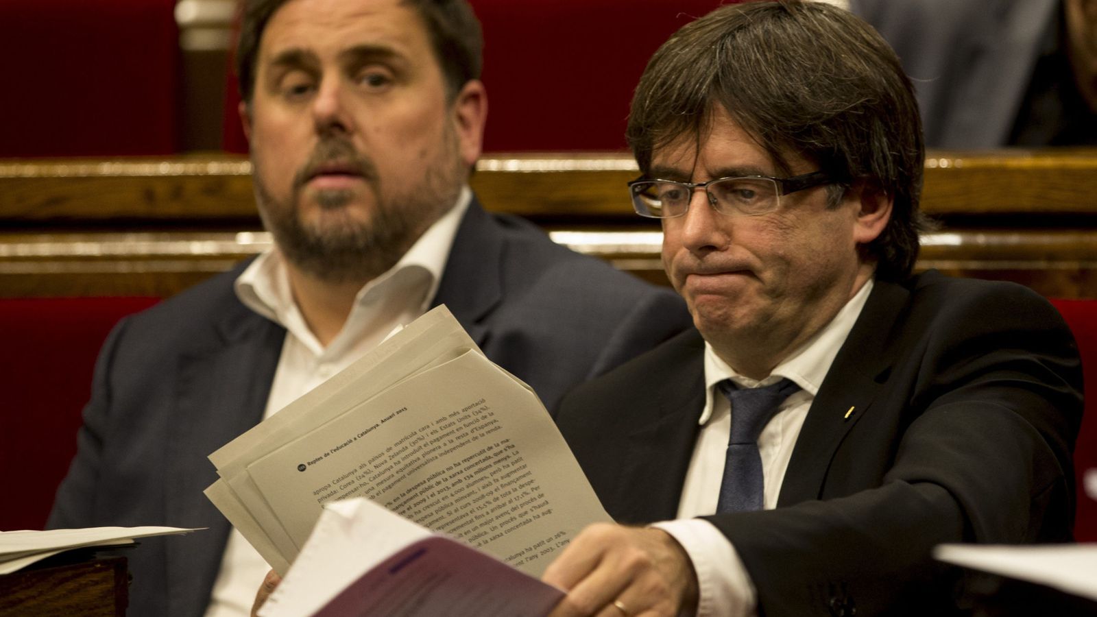 Foto: Carles Puigdemont en el Parlament junto a Oriol Junqueras. (EFE)
