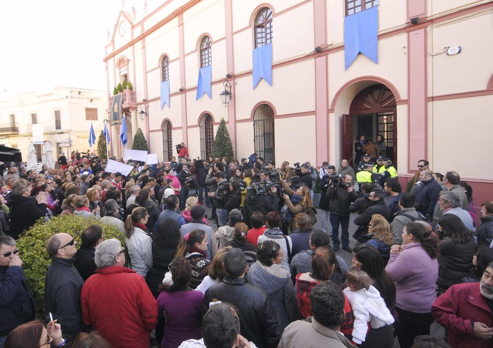 Foto: Concentración este lunes en Alcalá de Guadaíra por la muerte por la muerte de los tres miembros de una familia (EFE)