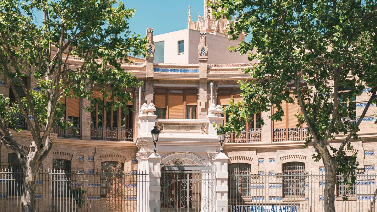 Las aguas bajan turbias en el balneario junto a Mestalla: el cierre de un edificio histórico
