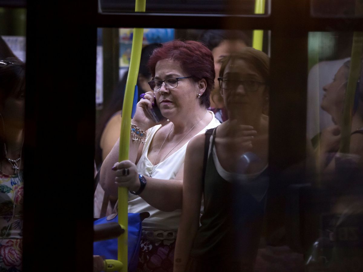 Foto: Una mujer habla por teléfono en un autobús de Madrid. (Reuters)
