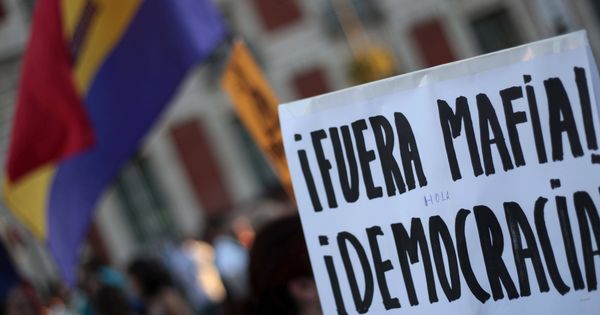 Foto: Una pancarta con el lema "¡Fuera mafia! ¡Hola democracia!" | EFE