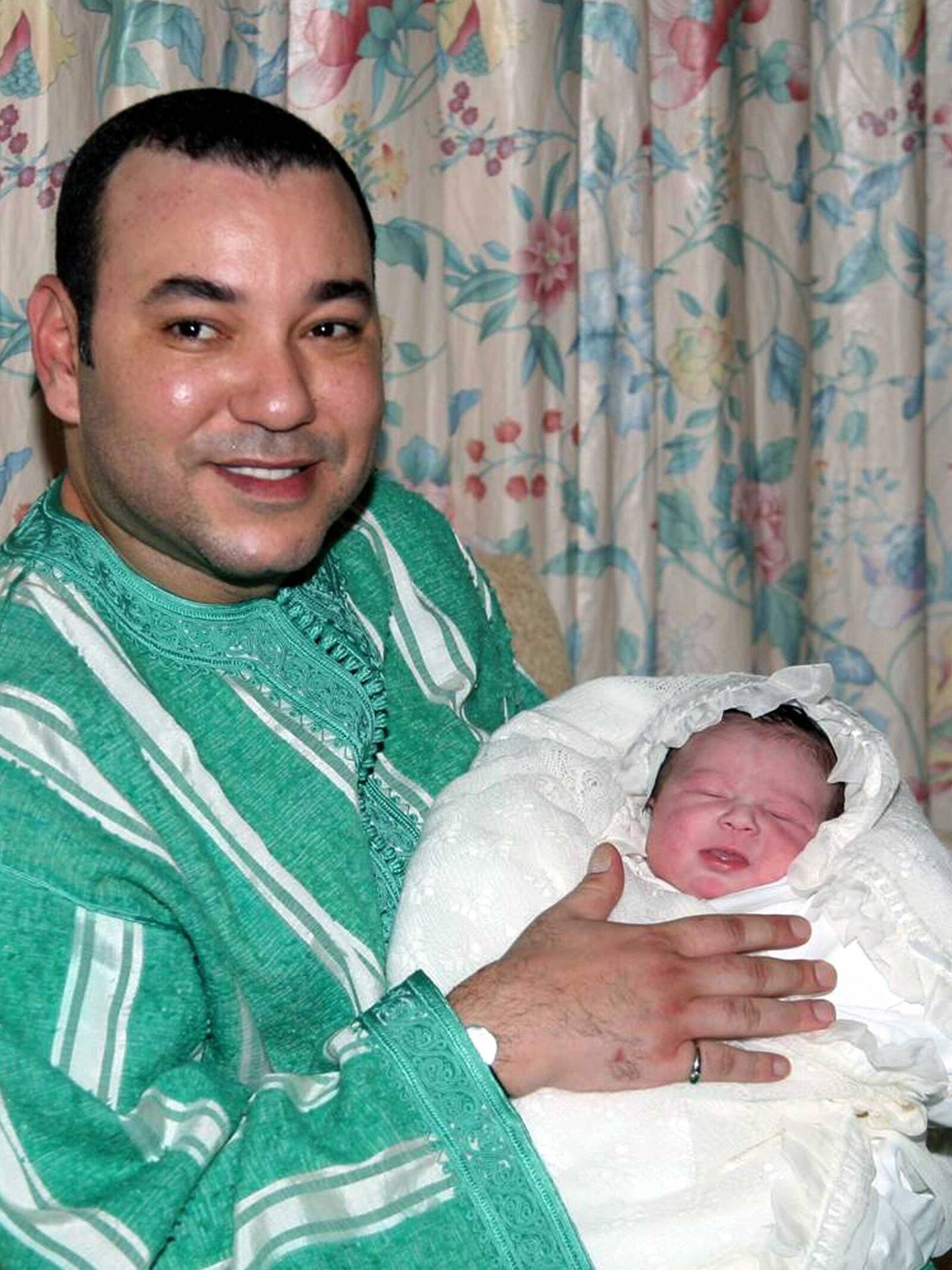 El rey Mohamed VI con su hija recién nacida en brazos. (Cordon Press)