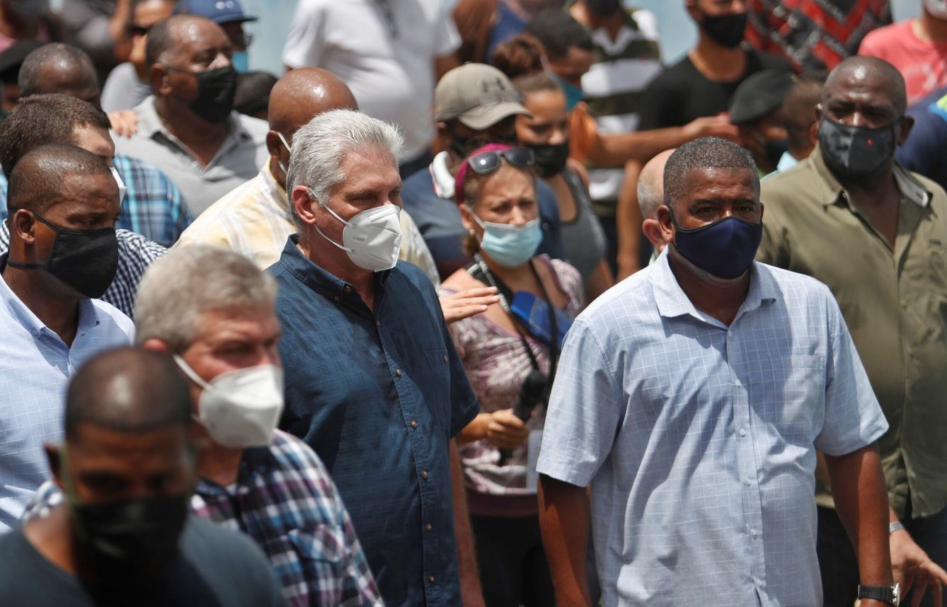  El presidente de Cuba Miguel Díaz-Canel (c) acompañado por simpatizantes en una calle del pueblo San Antonio de los Baños (Cuba). (EFE)