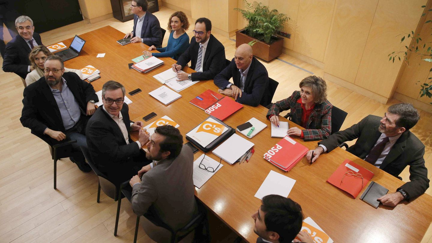 Los equipos negociadores de Ciudadanos y PSOE, en 2016. (EFE)