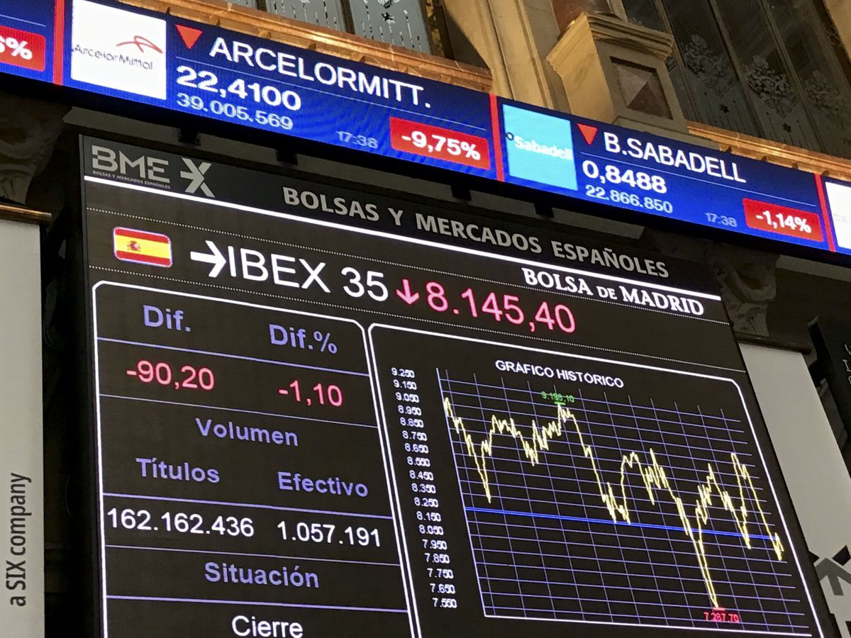 Foto: Paneles de cotización en el interior de la Bolsa de Madrid. (EFE) 