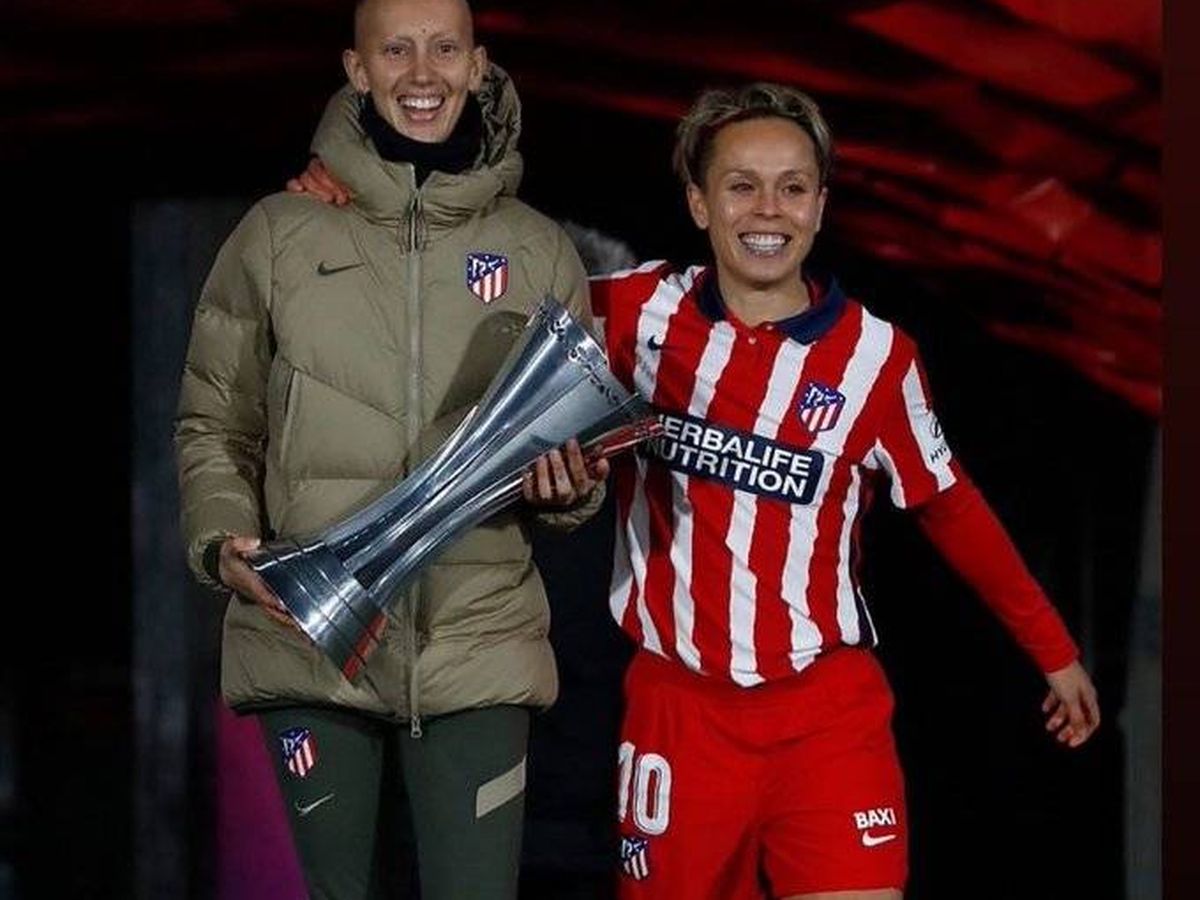 Foto: Virginia Torrecilla, con la Supercopa de España ganada por el Atlético de Madrid