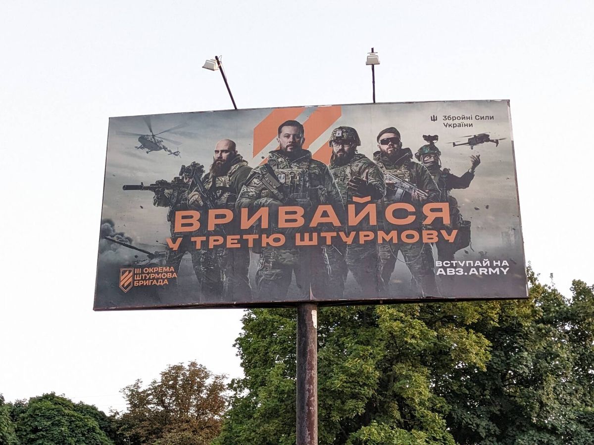 Foto: Un anuncio de reclutamiento para la 3.ª, Azov, en Kramatorsk. (Alicia Alamillos)