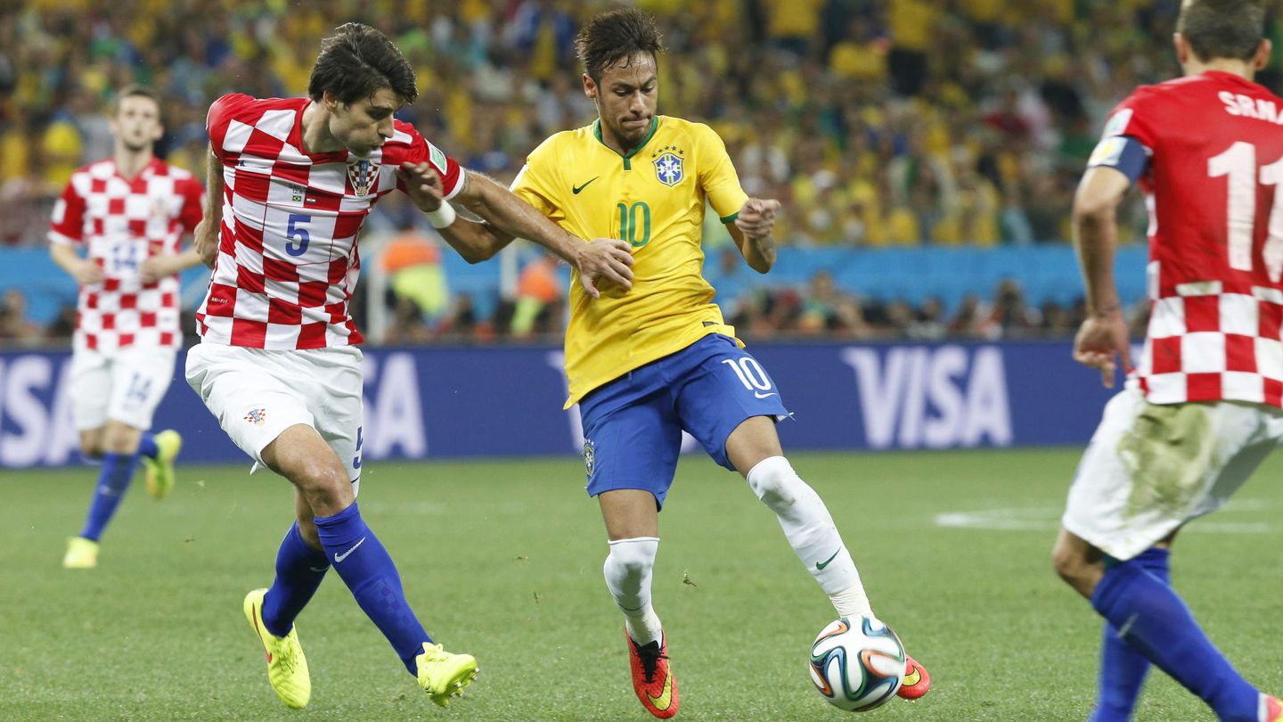 Neymar es perseguido por Corluka en el Brasil 3-1 Croacia del Mundial de 2014. (EFE)