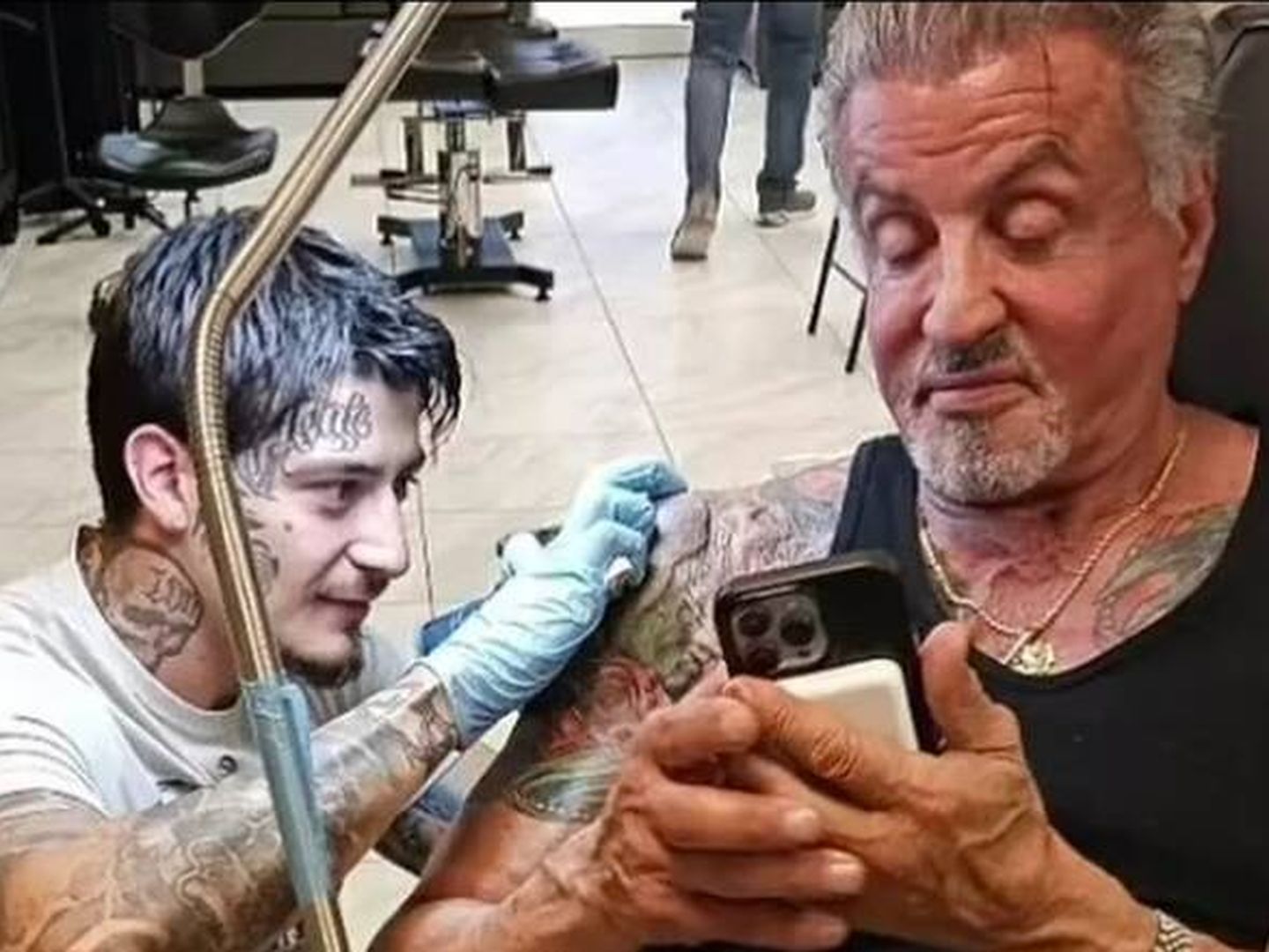 El actor, en pleno de proceso de tapar su tatuaje. (Instagram/@zachperezart)