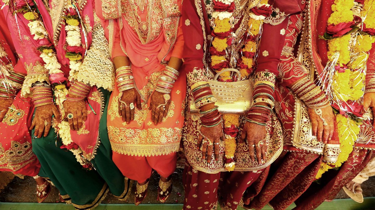 Novias en la India con los ornamentos clásicos. (Reuters)